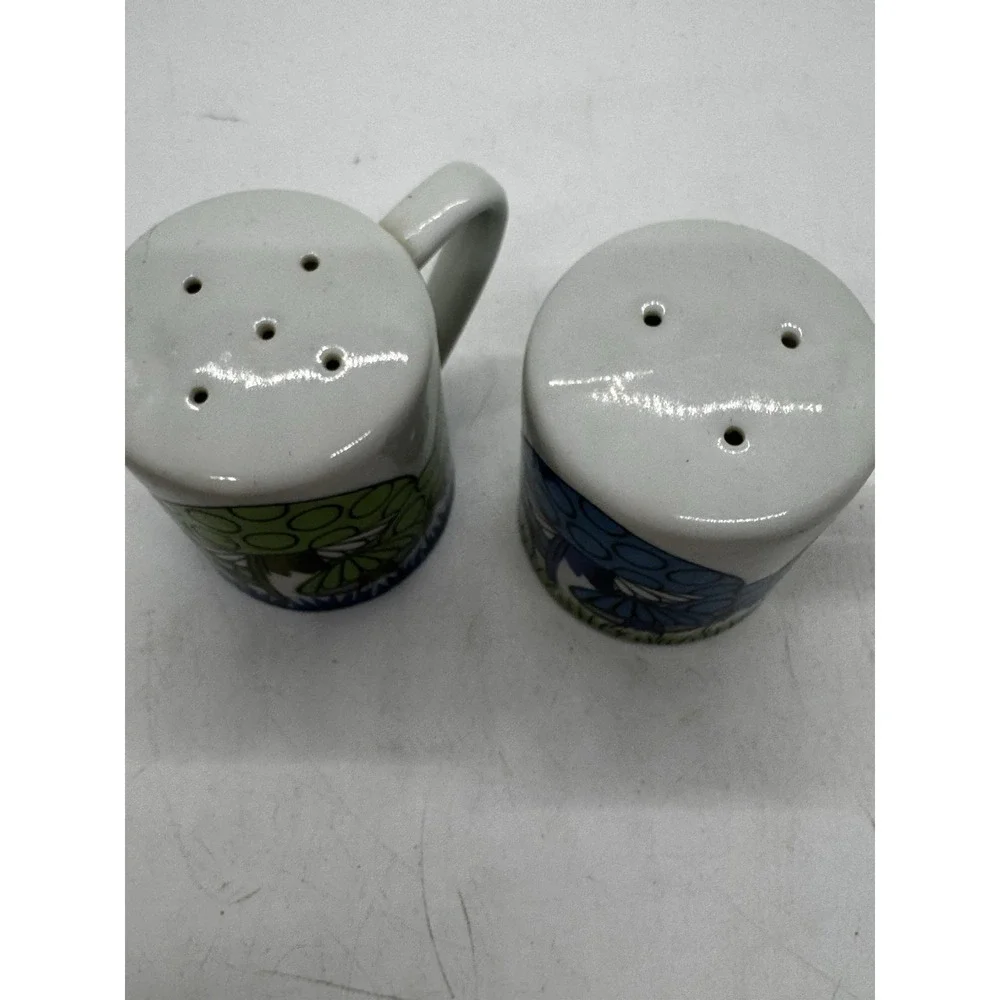 Mushroom-patterned salt and pepper pot, vintage Green And Blue Made In Japan A6